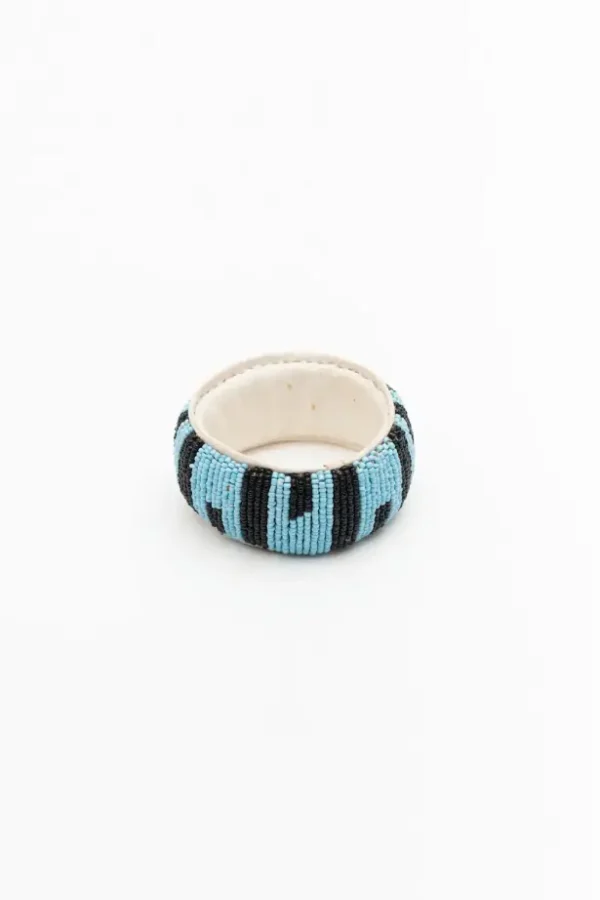 Pulsera africana de cuentas azul y negra. Complemento hecho a mano con alma, cariño y un propósito solidario.