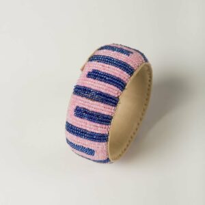 Pulsera de cuentas africana rosa y azul. Accesorio artesanal y colorido que aúna estilo, valores y compromiso.