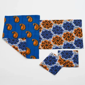 Set de salvamanteles y servilletas reversible con estampado en tonos azul y naranja. África viaja a tu mesa.