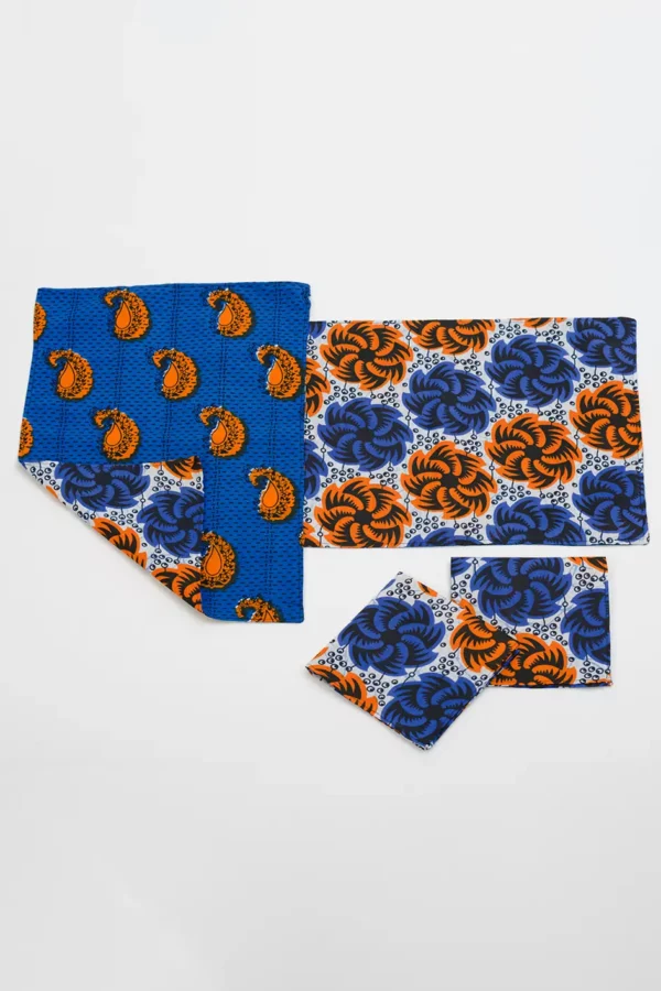 Set de salvamanteles y servilletas reversible con estampado en tonos azul y naranja. África viaja a tu mesa.