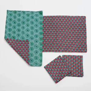 Set salvamantel reversible y servilletas con estampado africano de wax. Piezas únicas de decoración artesanal.