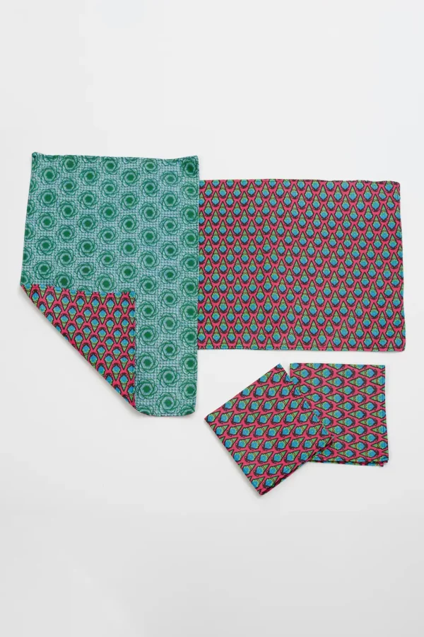 Set salvamantel reversible y servilletas con estampado africano de wax. Piezas únicas de decoración artesanal.