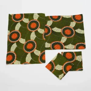 Set de salvamanteles y servilletas reversibles con estampado africano en tonos verde y naranja. 100% algodón.