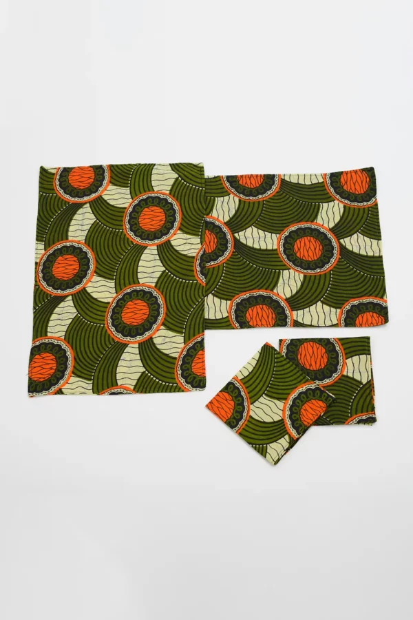 Set de salvamanteles y servilletas reversibles con estampado africano en tonos verde y naranja. 100% algodón.