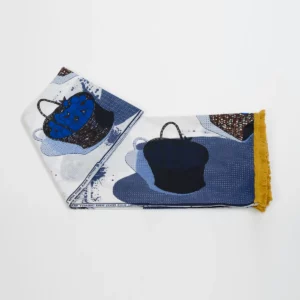 Toalla con estampado africano y flecos mostaza. Viste complementos étnicos artesanales con estilo y propósito.