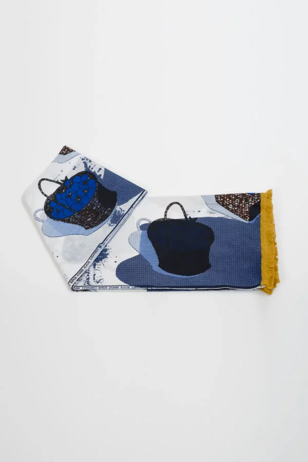 Toalla con estampado africano y flecos mostaza. Viste complementos étnicos artesanales con estilo y propósito.
