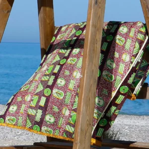 Toalla estampada de tela wax africana. Descubre complementos étnicos hechos a mano que aúnan estilo y valores.
