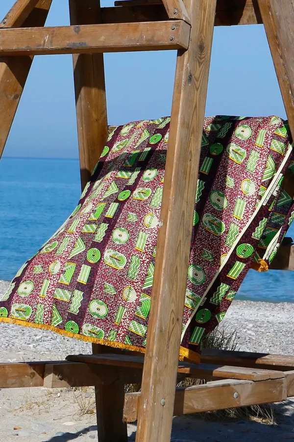 Toalla estampada de tela wax africana. Descubre complementos étnicos hechos a mano que aúnan estilo y valores.