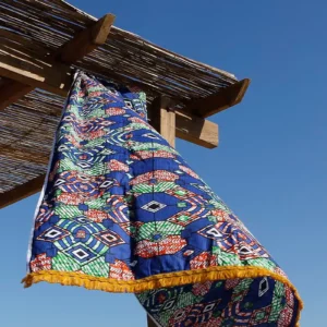 Toalla con estampado africano vibrante tejida a mano. Complementos con propósito y alma que trascienden modas.