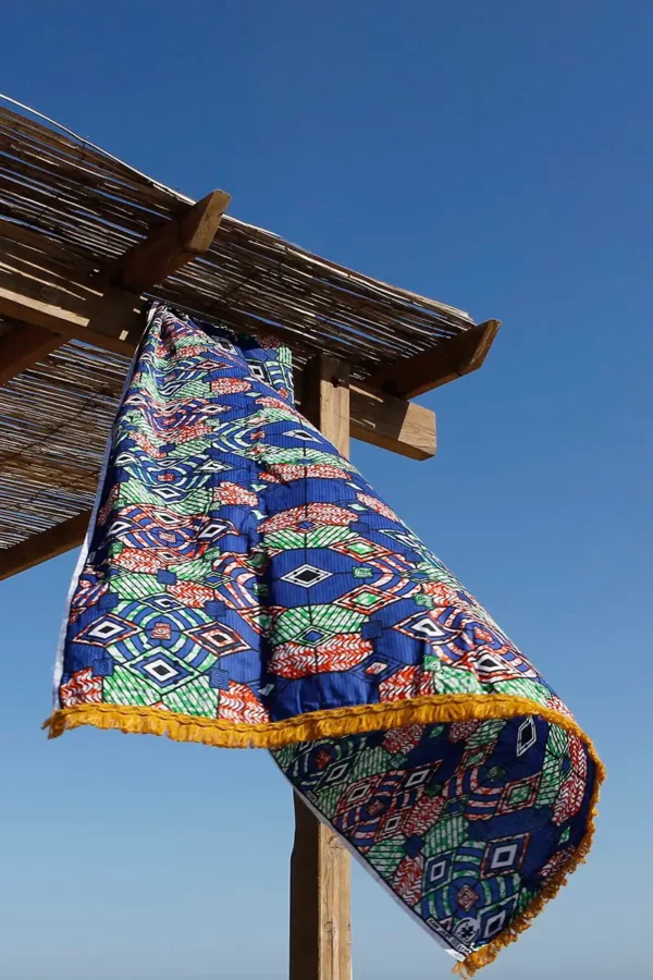 Toalla con estampado africano vibrante tejida a mano. Complementos con propósito y alma que trascienden modas.