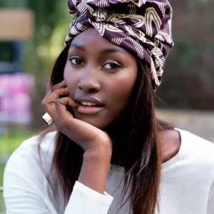 Turbante estampado africano en tonos marrones. Complemento hecho a mano con alma, estilo y propósito social.