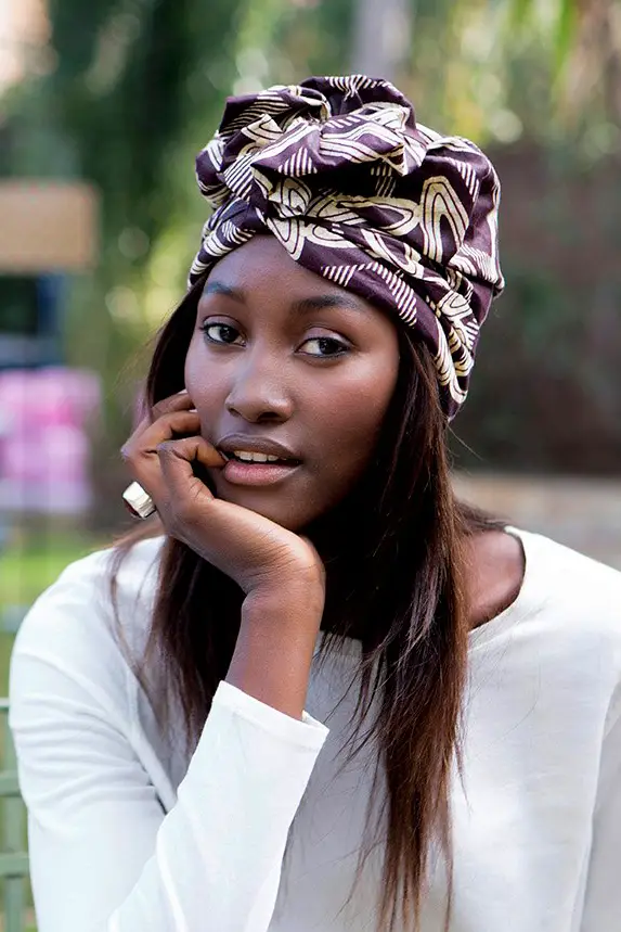 Turbante estampado africano en tonos marrones. Complemento hecho a mano con alma, estilo y propósito social.