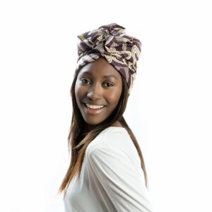Turbante estampado africano en tonos marrones. Complemento hecho a mano con alma, estilo y propósito social.