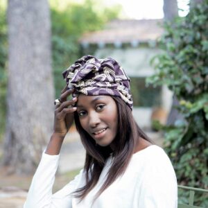 Turbante estampado africano en tonos marrones. Complemento hecho a mano con alma, estilo y propósito social.