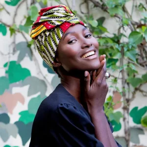Turbante estampado africano verde y rojo. Accesorios étnicos artesanales con diseño exclusivo y estilo atemporal.