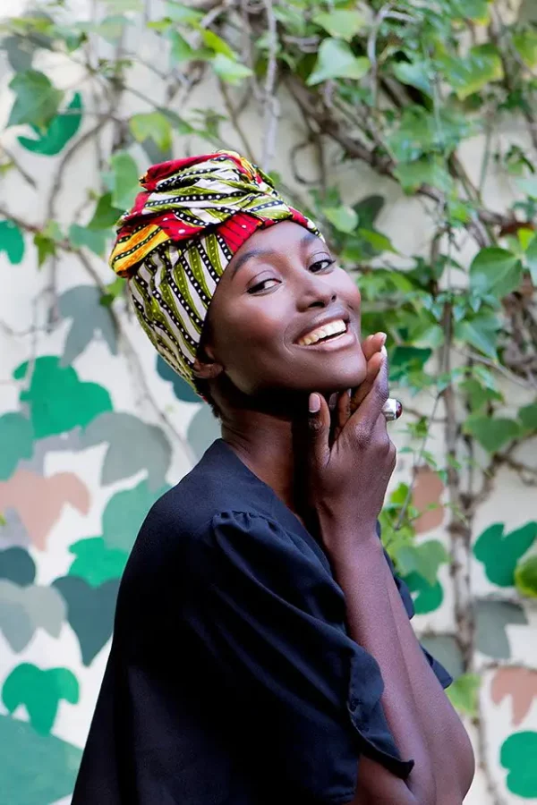 Turbante estampado africano verde y rojo. Accesorios étnicos artesanales con diseño exclusivo y estilo atemporal.