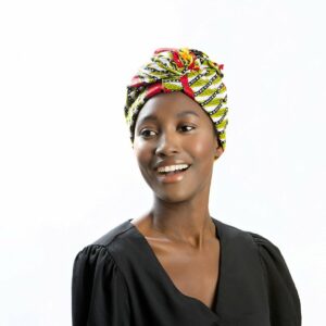 Turbante estampado africano verde y rojo. Accesorios étnicos artesanales con diseño exclusivo y estilo atemporal.