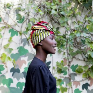 Turbante estampado africano verde y rojo. Accesorios étnicos artesanales con diseño exclusivo y estilo atemporal.