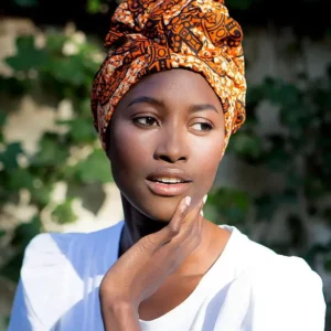 Turbante estampado africano naranja, blanco y negro hecho a mano. Viste complementos étnicos de moda con alma.