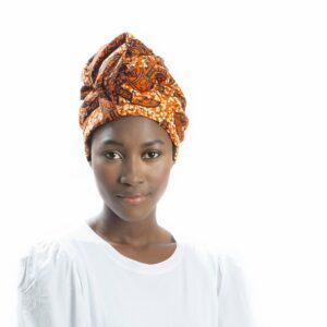 Turbante estampado africano naranja, blanco y negro hecho a mano. Viste complementos étnicos de moda con alma.