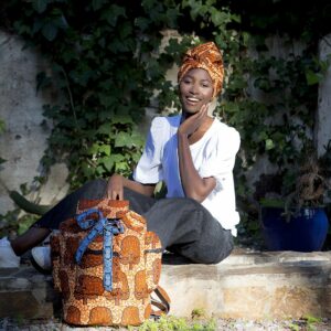 Turbante estampado africano naranja, blanco y negro hecho a mano. Viste complementos étnicos de moda con alma.