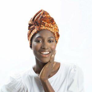 Turbante estampado africano naranja, blanco y negro hecho a mano. Viste complementos étnicos de moda con alma.