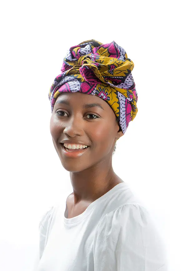 Turbante africano con motivos florales y tonos intensos tejido a mano. Pieza única con diseño, alma y valores.