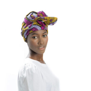 Turbante africano con motivos florales y tonos intensos tejido a mano. Pieza única con diseño, alma y valores.