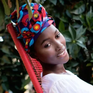Turbante estampado africano azul, morado y rojo tejido a mano. Complemento étnico que conjuga estilo y alma.