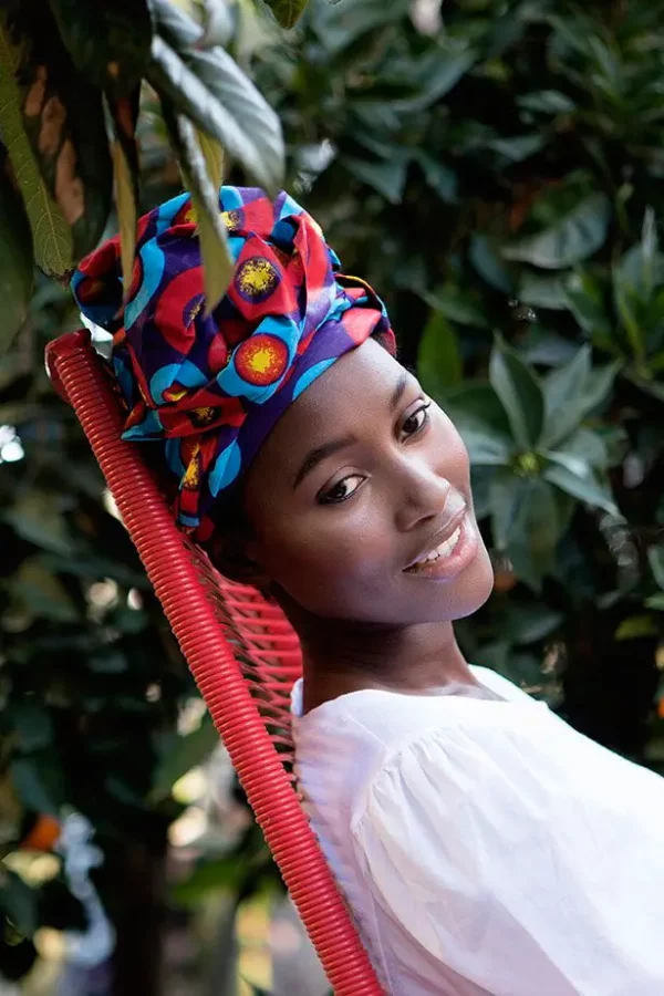 Turbante estampado africano azul, morado y rojo tejido a mano. Complemento étnico que conjuga estilo y alma.