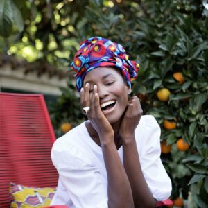 Turbante estampado africano azul, morado y rojo tejido a mano. Complemento étnico que conjuga estilo y alma.