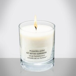 Vela de cera vegetal con toques cítricos y canela. Fusión de África y el Mediterráneo. Decoración con valores.