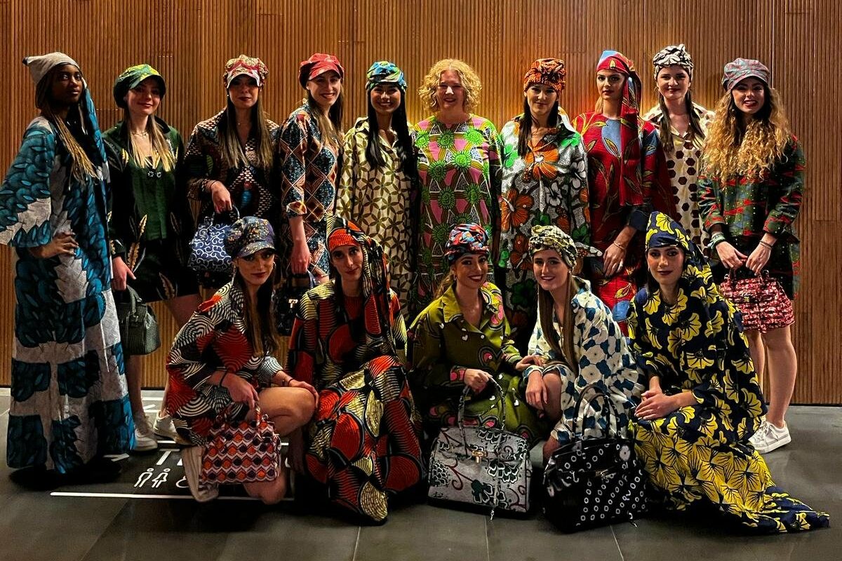 Leticia Valera presenta sus diseños en el desfile solidario de la Universidad de Navarra en apoyo a mujeres y niñas senegalesas.