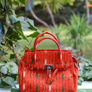 Bolso estampado africano hecho a mano por artesanas. Moda consciente y complementos únicos para tu día a día.