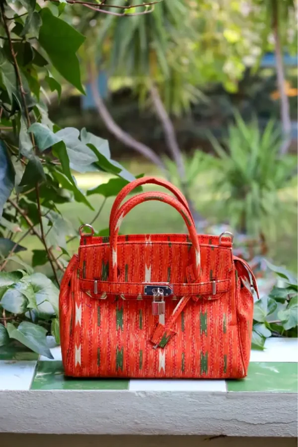 Bolso estampado africano hecho a mano por artesanas. Moda consciente y complementos únicos para tu día a día.