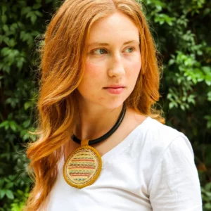 Choker africano bordado a mano. Complementos étnicos artesanales con tradición, estilo y compromiso social.