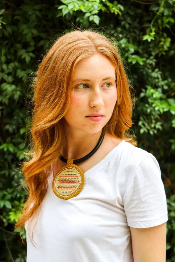 Choker africano bordado a mano. Complementos étnicos artesanales con tradición, estilo y compromiso social.