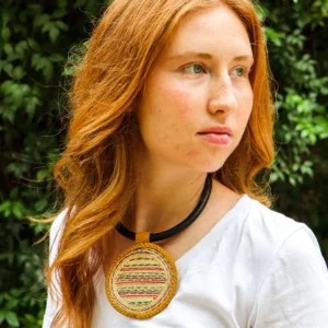Choker africano bordado a mano. Complementos étnicos artesanales con tradición, estilo y compromiso social.