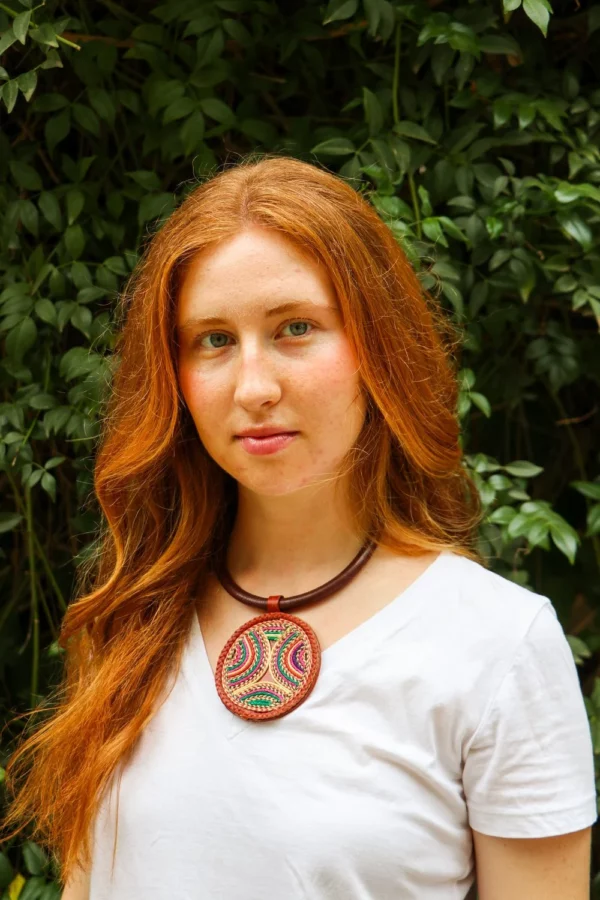 Chocker bordado multicolor con identidad africana y fin solidario. Complementos étnicos hechos a mano con alma.