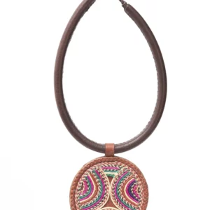 Chocker bordado multicolor con identidad africana y fin solidario. Complementos étnicos hechos a mano con alma.
