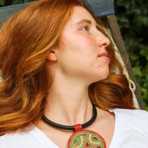 Choker africano bordado artesanalmente. Complementos étnicos hechos a mano que unen estilo y compromiso social.