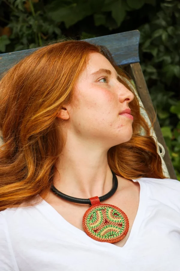 Choker africano bordado artesanalmente. Complementos étnicos hechos a mano que unen estilo y compromiso social.