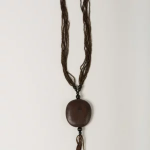 Collar étnico en tonos marrones hecho a mano. Joyería africana única. Complementos con alma, historia y valor.