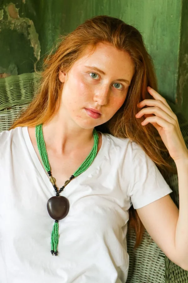 Collar en tonos verde y marrón. Joyería africana única hecha a mano. Elegancia con alma, valores y compromiso.
