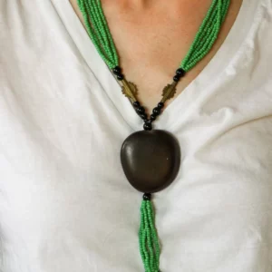 Collar en tonos verde y marrón. Joyería africana única hecha a mano. Elegancia con alma, valores y compromiso.