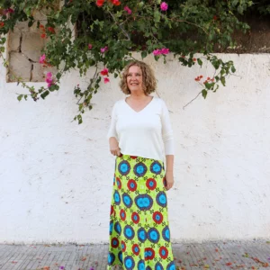 Falda larga con estampado africano de flores rojas y azules con fondo lima. Moda con valores, tejida a mano.