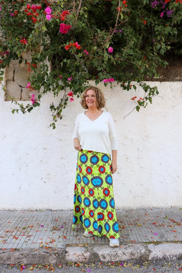 Falda larga con estampado africano de flores rojas y azules con fondo lima. Moda con valores, tejida a mano.