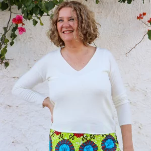 Falda larga con estampado africano de flores rojas y azules con fondo lima. Moda con valores, tejida a mano.