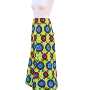Falda larga con estampado africano de flores rojas y azules con fondo lima. Moda con valores, tejida a mano.