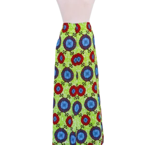 Falda larga con estampado africano de flores rojas y azules con fondo lima. Moda con valores, tejida a mano.